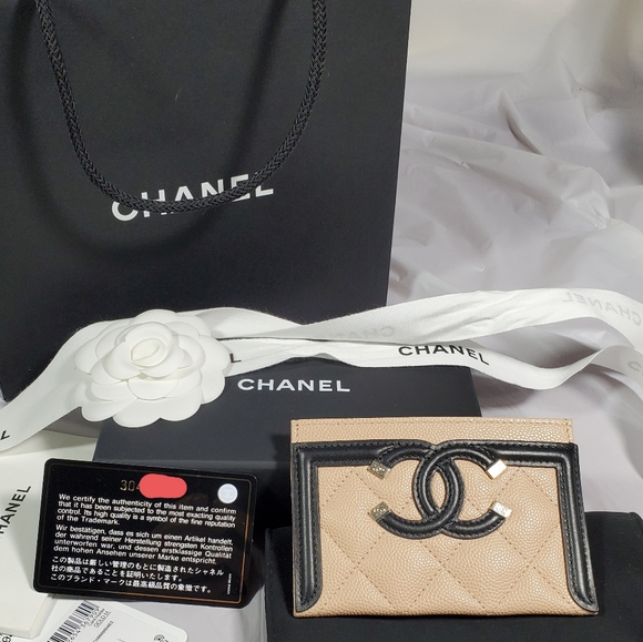 authentic Chanel filigree caviar card holder - Picture 3 of 16